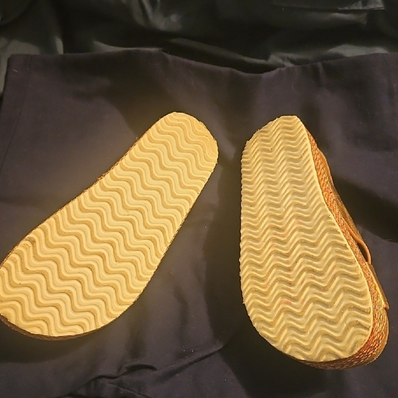 Pierre Dumas Gold Platform Shoes with Crisscross Straps - Picture 2 of 4